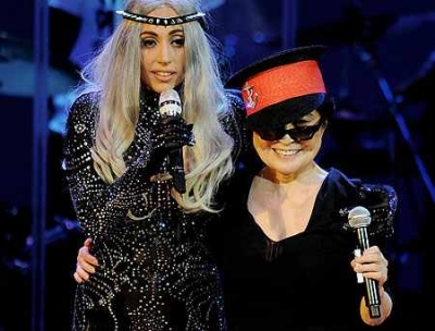 Η Lady Gaga on stage με τη Yoko Ono στο Los Angeles!