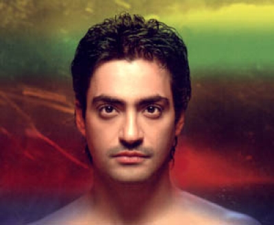 Ο Διονύσης Σχοινάς στο Bar-Restaurant- Club " DOME "