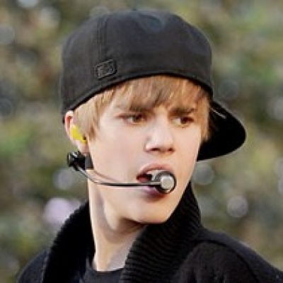 Ο Justin Bieber μιλά στο MTV για το πως αισθάνεται ως Ψηφιακός Οικοδεσπότης των EMAs!