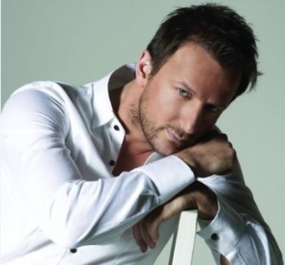 Πάρτε μια μικρή γεύση απο το νέο video clip του Κώστα Καραφώτη!!