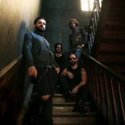 CYANNA: Garage κιθάρες και dark pop μελωδίες