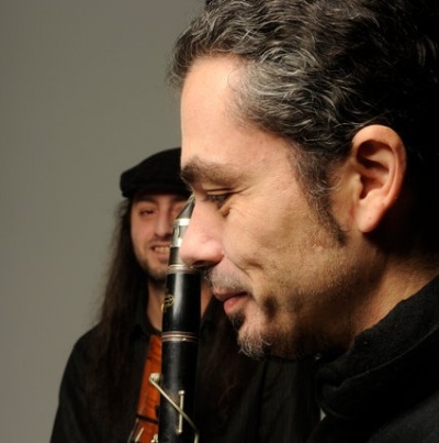 Ο Μάνος Αχαλινωτόπουλος παρουσιάζει το νέο δίσκο του "Ζωπυρείν"