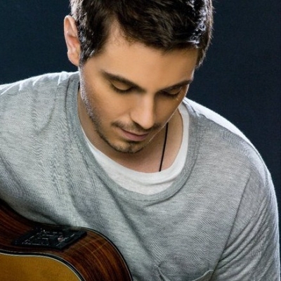 Τη Δευτέρα στα ραδιόφωνα η καινούργια μπαλάντα του Μιχάλη Χατζηγιάννη!