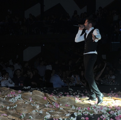 Λουλουδοπόλεμος για το καινούργιο τραγούδι του Κωνσταντίνου Αργυρού!!