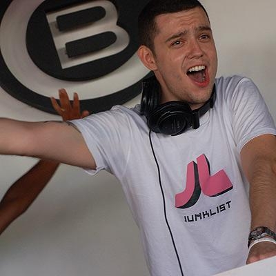 Νέα δυναμική dance διασκευή από V-Sag & Αθηνά Ρούτση! 