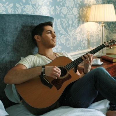 Το εξώφυλλο του νέου δίσκου του Μιχάλη Χατζηγιάννη