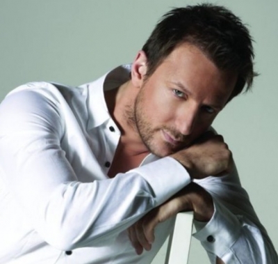 Ο Κώστας Καραφώτης "Μες στη καλή χαρά"