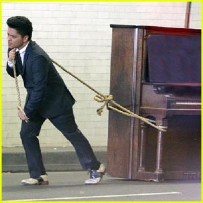 Ακούστε το νέο remix του “Grenade”!