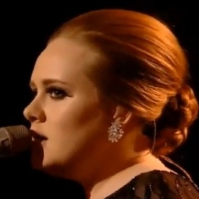 H Adele κάνει ρεκόρ στα βρετανικά charts!