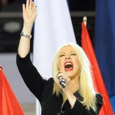 H Christina Aguilera ζητάει συγνώμη που μπέρδεψε ένα στίχο του εθνικού ύμνου χτες στο Super Bowl!