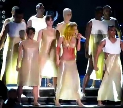 H Lady GaGa ερμηνεύει πρώτη φορά το “Born this way” στην περιοδεία της!