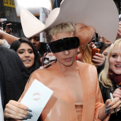 H Lady GaGa με φόρεμα από latex!