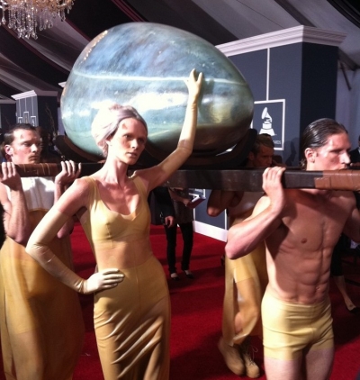 H Lady GaGa περπατάει το κόκκινο χαλί των Grammy μέσα σε ένα αυγό!