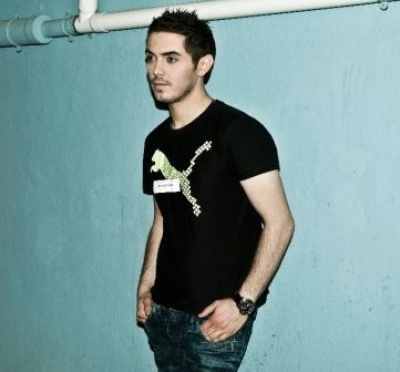 Ο Μιχάλης Χατζηγιάννης ποζάρει για τον Κωνσταντίνο Ρήγο