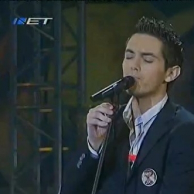 Ο Μιχάλης Χατζηγιάννης το 2005 στην συναυλία "Αγάπης" που διοργάνωσε η ΕΡΤ 