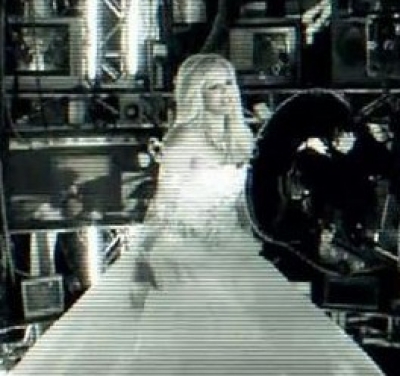 Το #1 Teaser του Hold It Against Me Video!