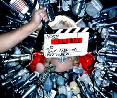 Το #2 Teaser του Hold It Agaisnt Me!