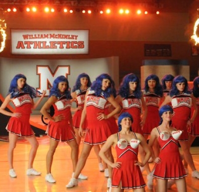 To Glee ερμηνεύει και χορεύει “California Gurls”!