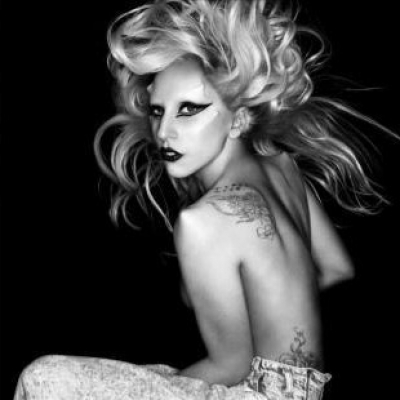 Δείτε τη Lady GaGa στην πασαρέλα κι ακούστε το νέο της κομμάτι!