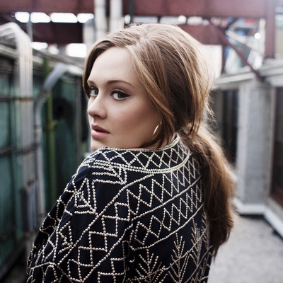 H Adele συνεχίζει στο #1 των albums και singles της Μεγάλης Βρετανίας!