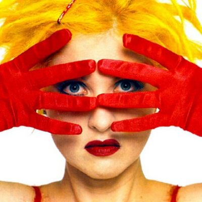 H Cyndi Lauper τραγουδάει στο αεροδρόμιο της Αργεντινής!