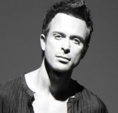 Ο Κωνσταντίνος Χριστοφόρου ερμηνεύει το τραγούδι της σειράς «Το μυστικό του λόφου». 