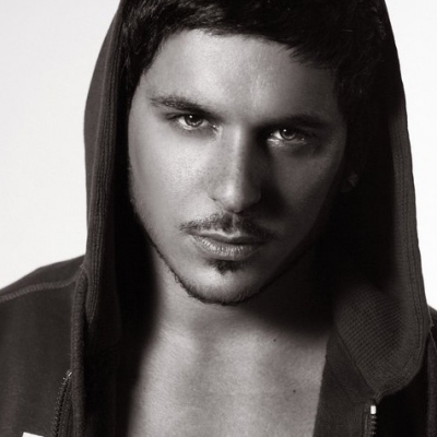 Ο NiVo παρουσιάζει τον Stan