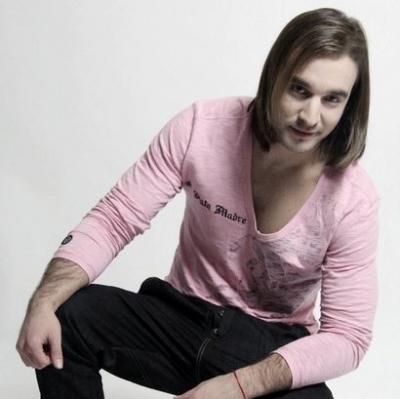 Βασίλης Λογοθέτης: Ακούστε το πρώτο του τραγούδι ''Δεν βαριέσαι'