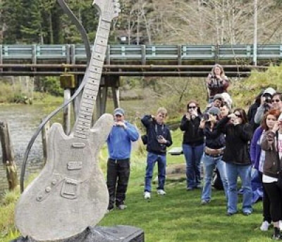 Έγιναν τα αποκυλαπτήρια αγάλματος στην μνήμη του Kurt Cobain.