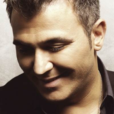 Ο Αντώνης Ρέμος παίζει μπουζούκι!