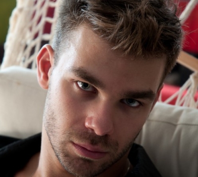 Ο Γιώργος Σαμπάνης τραγούδησε ''Μες στην καλή χαρά''!