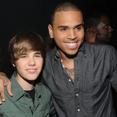 O Justin Bieber τραγουδάει Chris Brown