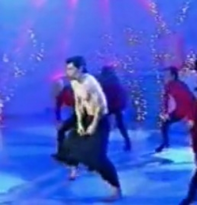 Δείτε την εμφάνιση του Σάκη με φούστα!