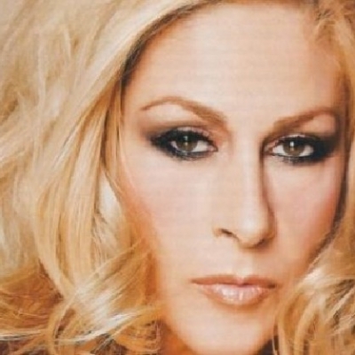 Η Έφη Σαρρή επιστρέφει με νέο τραγούδι και νέο clip !