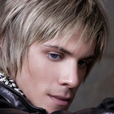 Νίκος Οικονομόπουλος: πάω καλά στη δουλειά μου γιατί μιλάω λίγο και τραγουδώ πολύ!