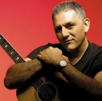 Νίκος Πορτοκάλογλου: «Οι τραγουδοποιοί είμαστε μια ιδιαίτερη ράτσα»