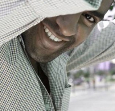 O Ησαΐας Ματιάμπα 15/6 «Unplugged» στο Small Café! 