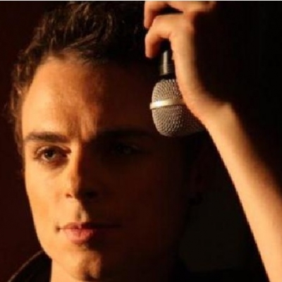 Ο Νίκος Μίχας στο νέο του τραγούδι «Χόρεψε»