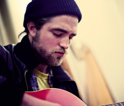 Ο Robert Pattinson από “Vampire” τραγουδιστής.. ?