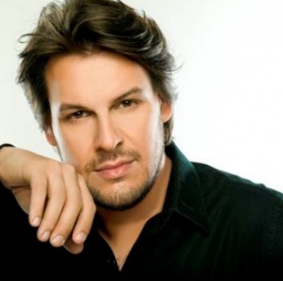 "Άντε να μη τρελαθώ" απο τον Πάνο Κιάμο... Ακούστε το δυνατά!!