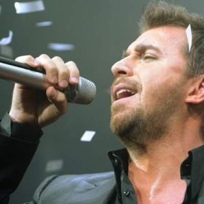 Δείτε την εμφάνιση του Θάνου Πετρέλη στα Playmate!