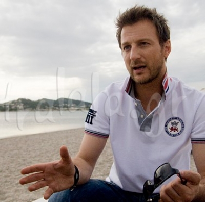 Δείτε το ολοκαίνουργιο video clip του Κώστα Καραφώτη!