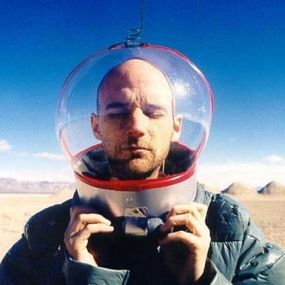 Ο Moby λιποθυμά στη σκηνή