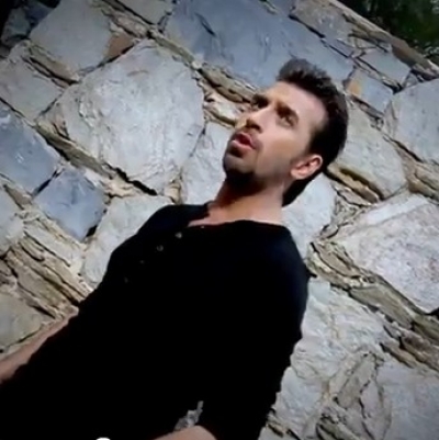 Το ολοκαίνουργιο video clip του Θάνου Πετρέλη για το "Ποιά να συγκριθεί μαζί σου"