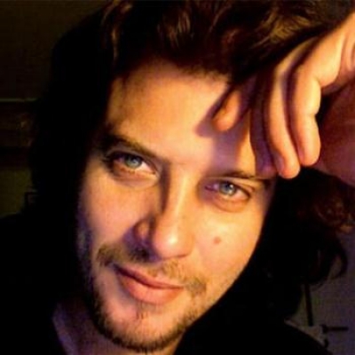 Λάμπης Λιβιεράτος: «Μου αρέσει να παίζω μουσική»