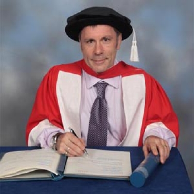 Ο Bruce Dickinson διδάκτορας πανεπιστημίου