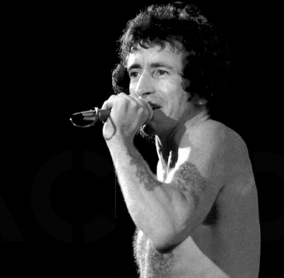 Οι AC/DC fans γιορτάζουν τα 65α γενέθλια του Bon Scott