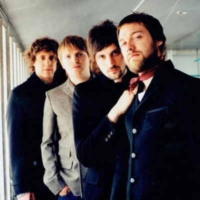 Οι Kasabian αφήνουν λουλούδια στην τέμενο της Amy Winehouse