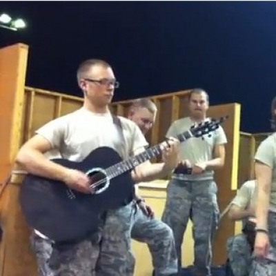 Ο στρατός τραγουδάει "Rolling In The Deep"