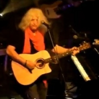 Video : Όταν ο Νίκος Καρβέλας τραγουδά «Αγάπη είναι εσύ» !